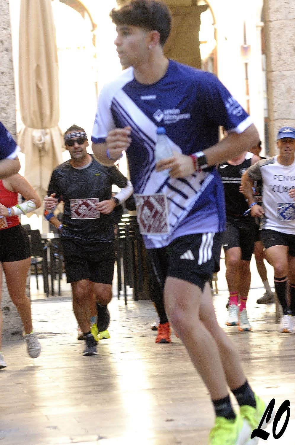 Corriendo mi primera carrera, un 10K por asfalto, junto a otros corredores