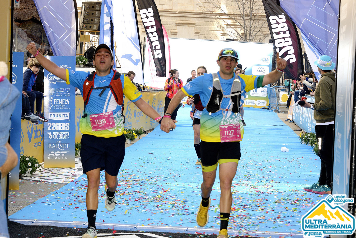 Cruzando la meta de una carrera de trail con los brazos en alto