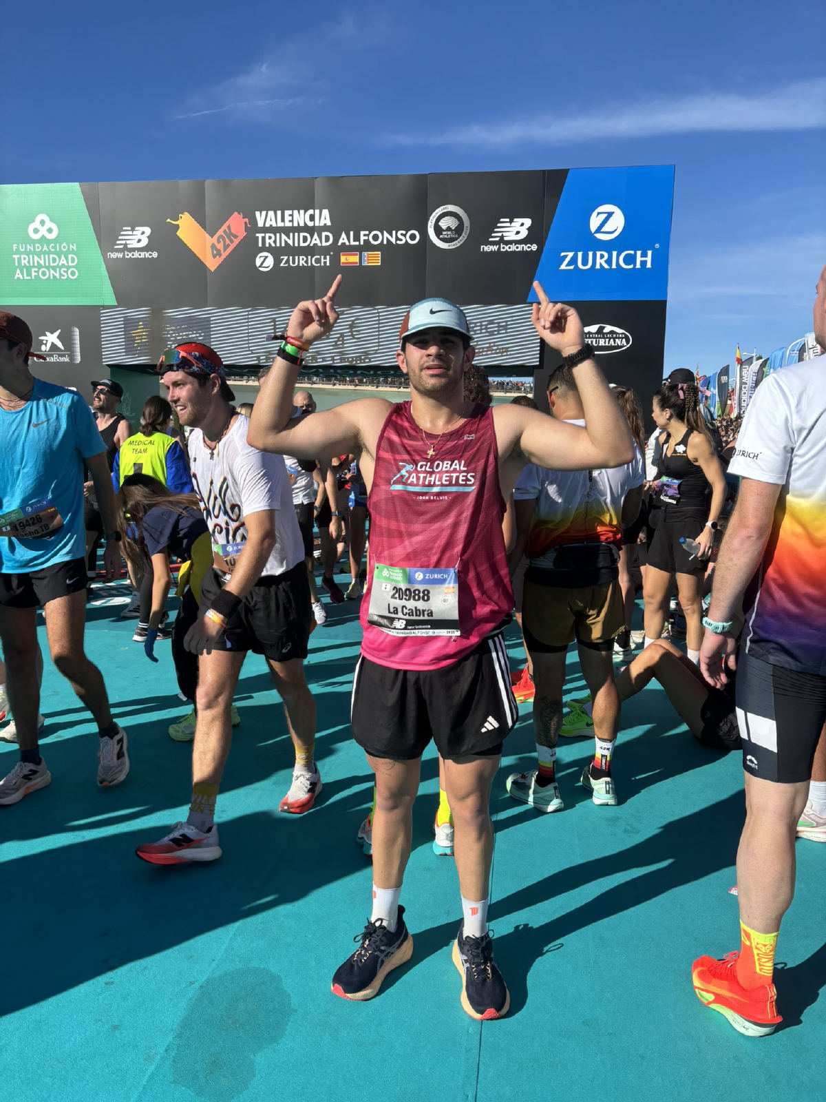 En la salida de la Maratón de Valencia, con los brazos en alto