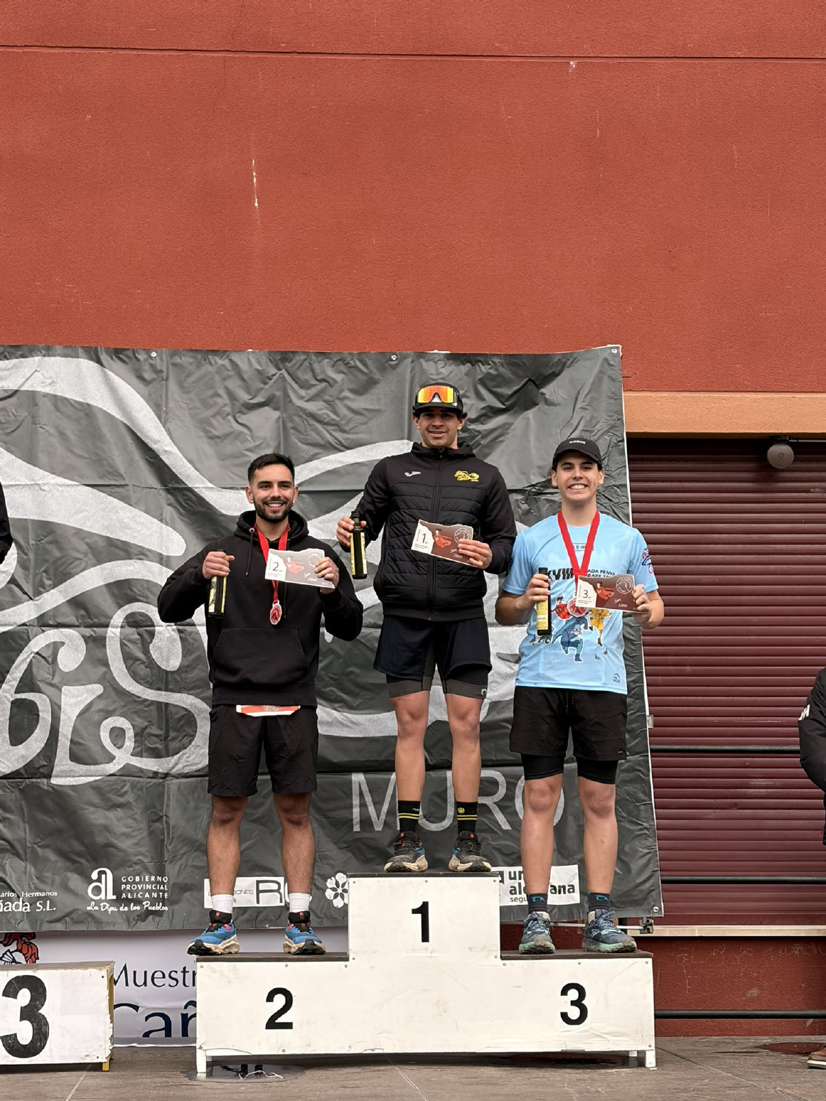 En el podio, primer puesto de categoría, con la botella de aceite de premio