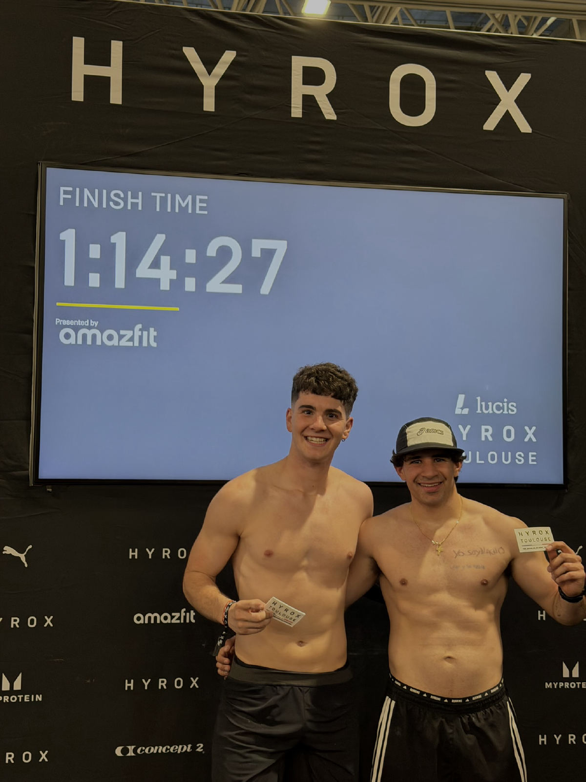 Junto a mi compañero, con el marcador de tiempo final del HYROX Toulouse