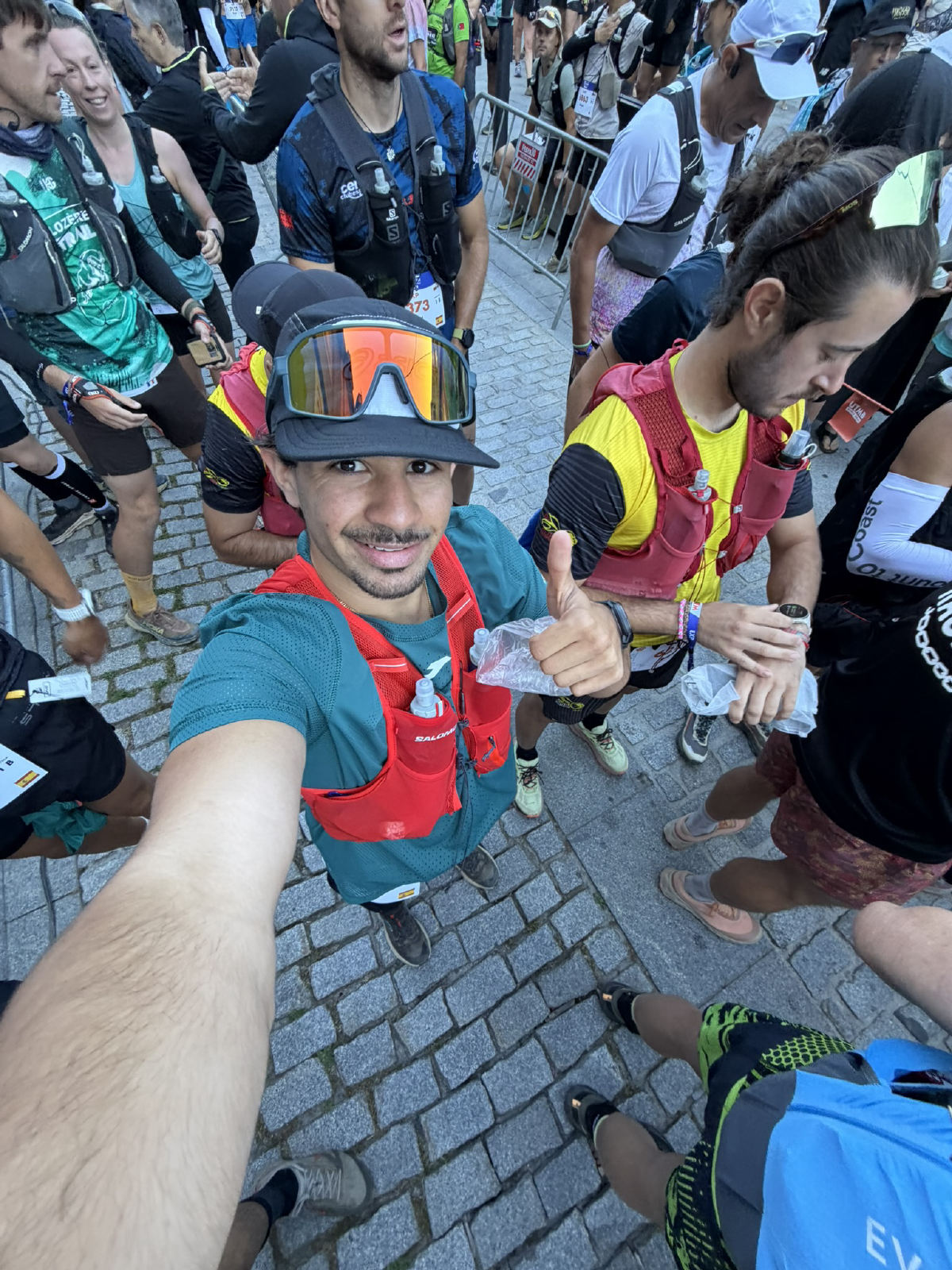 Selfie en la salida de la carrera de montaña HOKA Val d'Aran, rodeado de otros corredores